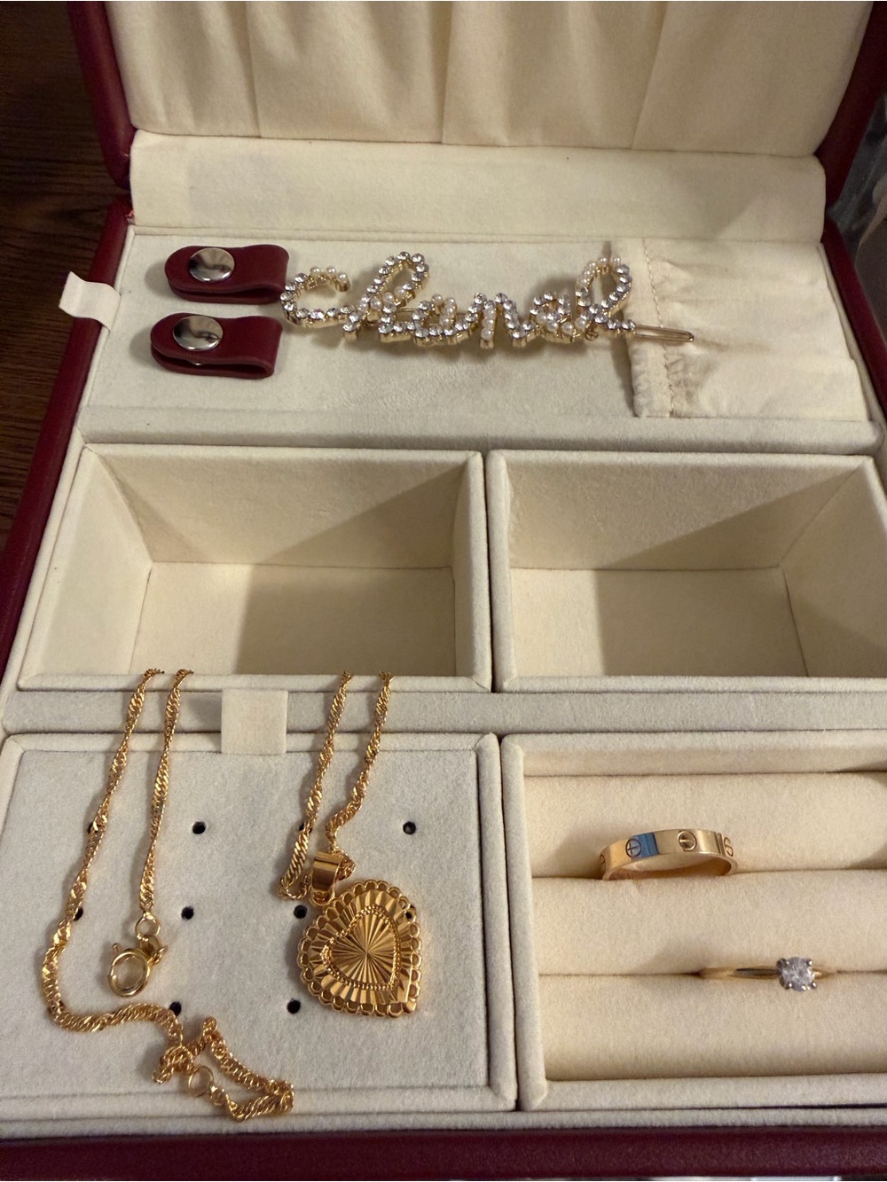 BRAND NEW GOLD HEART NECKLACE
WILL COME WITH SMALL POUCH